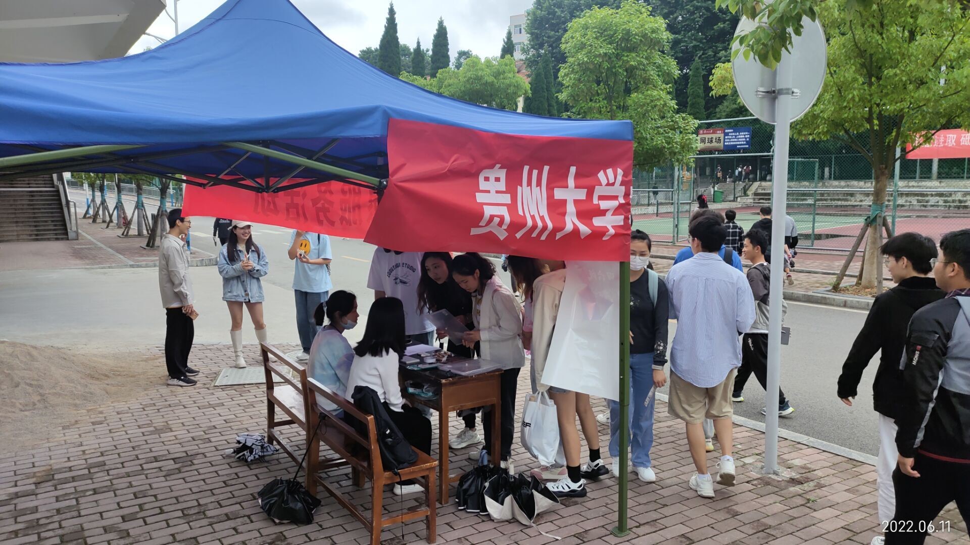 我为同学办实事贵州大学学生会611开展助力四六级考试志愿服务活动