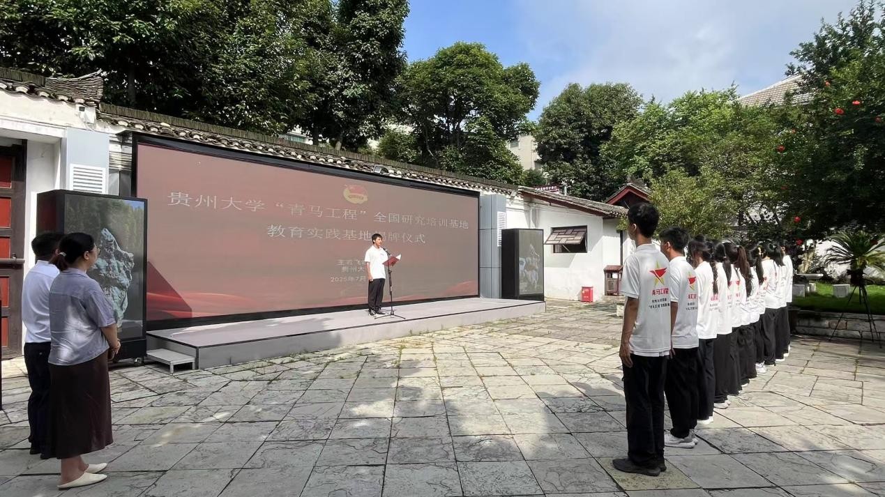 学生代表陈厚文发言